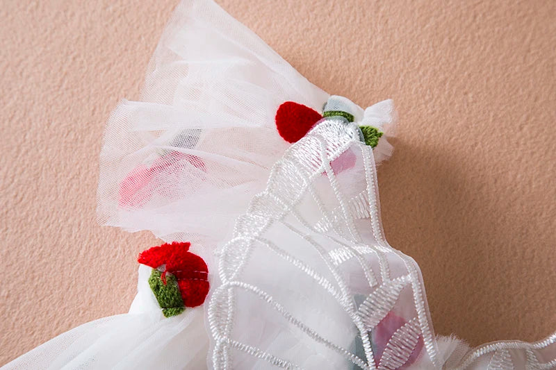 Novedad de verano, vestido de manga voladora para niñas, vestido de princesa de malla con bordado de fresa y lazo para niñas de 1 a 5 años