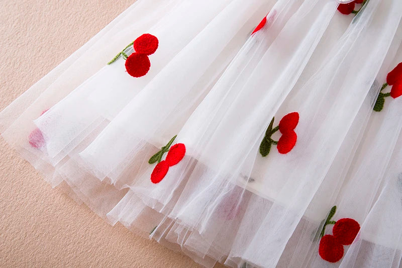Novedad de verano, vestido de manga voladora para niñas, vestido de princesa de malla con bordado de fresa y lazo para niñas de 1 a 5 años