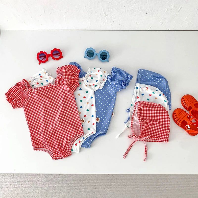 Bañador con gorro de baño para bebé, traje de baño de una pieza con estampado de corazón para niña, ropa de playa para niño pequeño