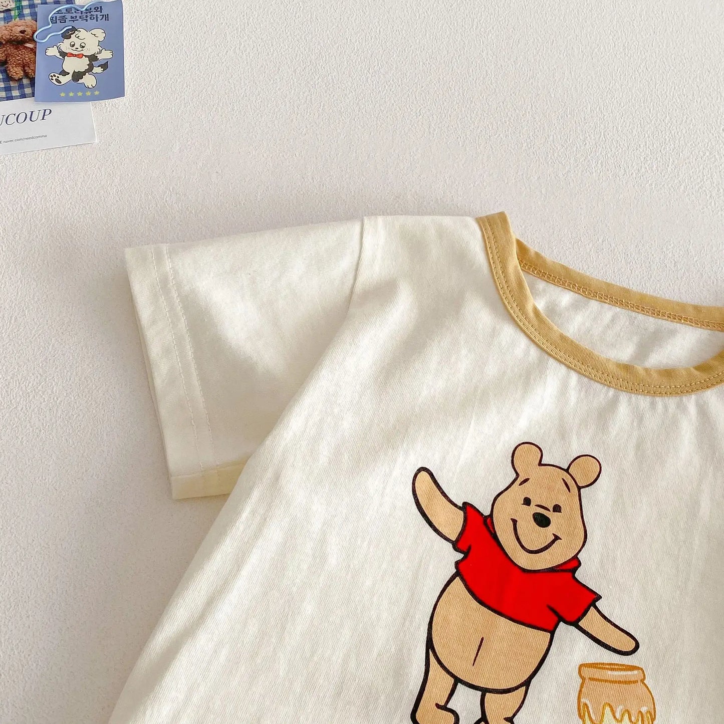 Camiseta de dibujos animados para bebé 2025, nuevo estilo de verano, camisa básica de Color contrastante a la moda para niño de 0 a 5 años, Top de oso para bebé a la moda