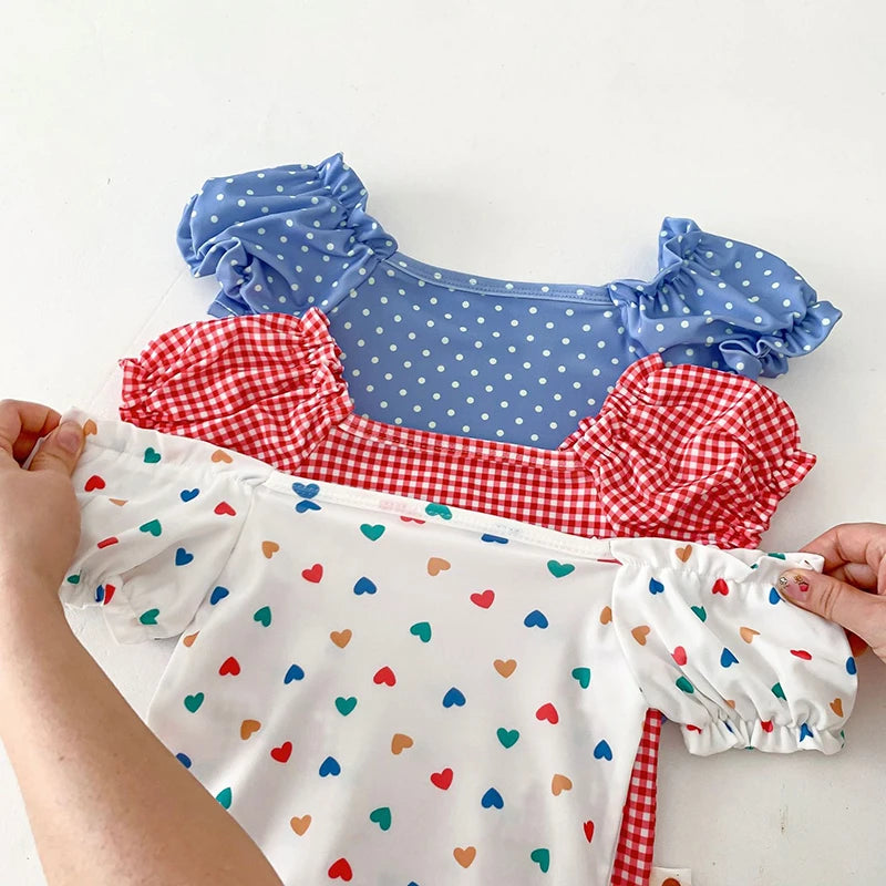 Bañador con gorro de baño para bebé, traje de baño de una pieza con estampado de corazón para niña, ropa de playa para niño pequeño