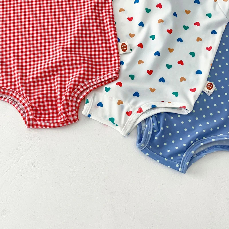 Bañador con gorro de baño para bebé, traje de baño de una pieza con estampado de corazón para niña, ropa de playa para niño pequeño