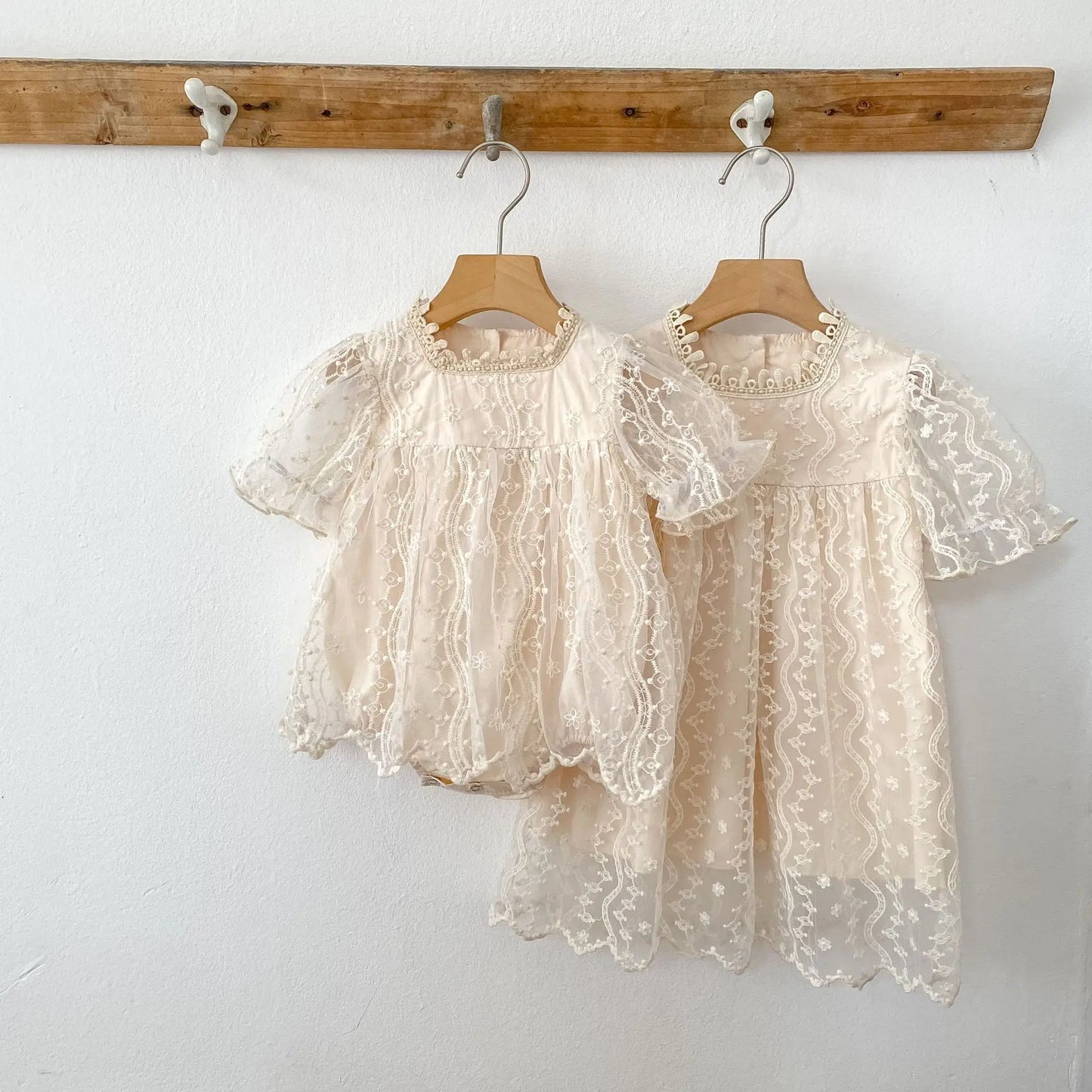 Nuevo vestido de hermanas para niñas pequeñas, vestidos de princesa de encaje, traje de verano para niñas, ropa infantil de algodón para hermanas gemelas