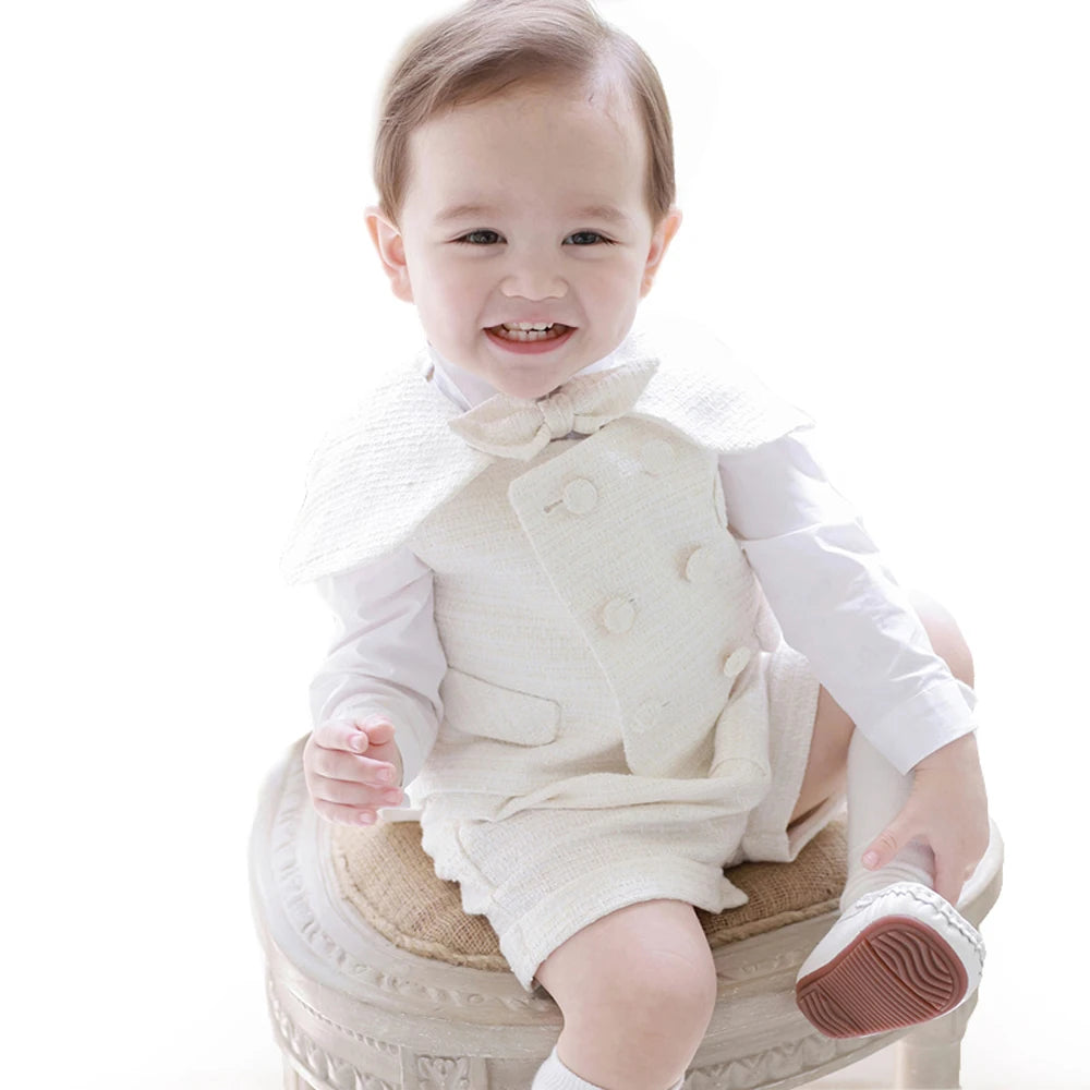 Trajes blancos para niños, vestido Formal de fiesta de bautismo a la moda, chaleco, chal, pantalones cortos, sombrero, conjuntos de 4 Uds., conjunto de ropa de Boutique de cumpleaños para niños