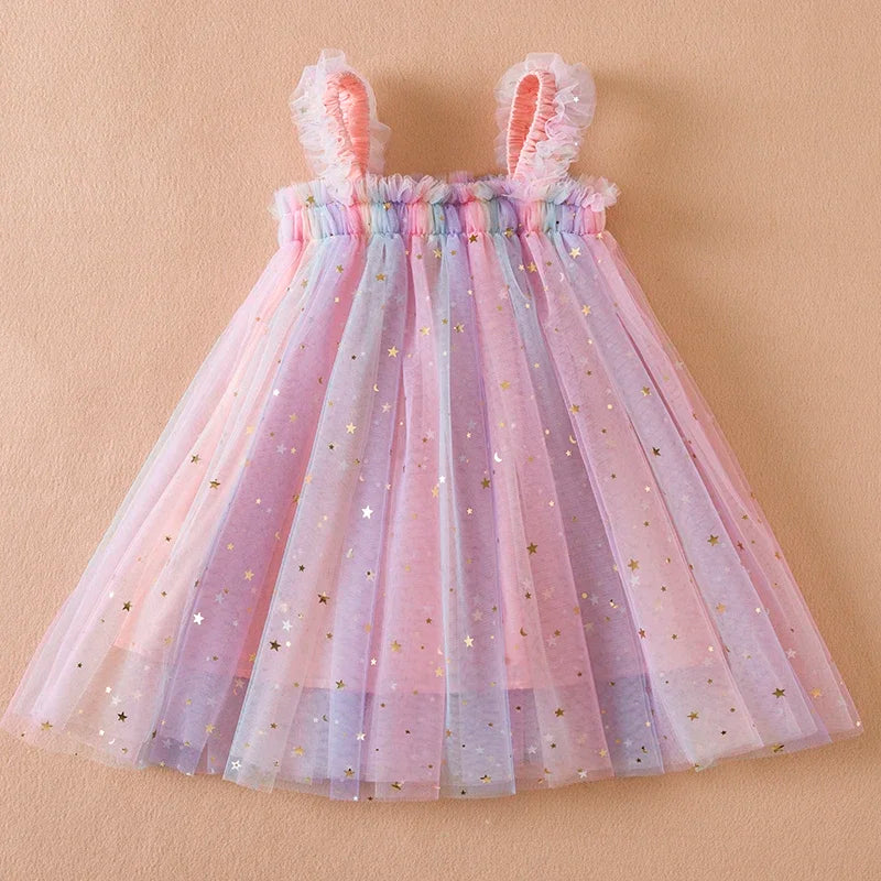 Vestido nuevo de verano para niñas, vestidos de princesa de malla con bordado de fresa y lazo de manga voladora, ropa para niñas de 1 a 5 años