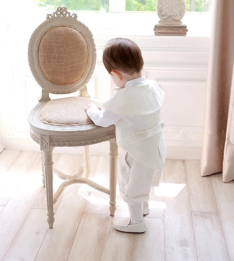 Trajes blancos para niños, vestido Formal de fiesta de bautismo a la moda, chaleco, chal, pantalones cortos, sombrero, conjuntos de 4 Uds., conjunto de ropa de Boutique de cumpleaños para niños