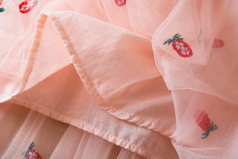Vestido nuevo de verano para niñas, vestidos de princesa de malla con bordado de fresa y lazo de manga voladora, ropa para niñas de 1 a 5 años