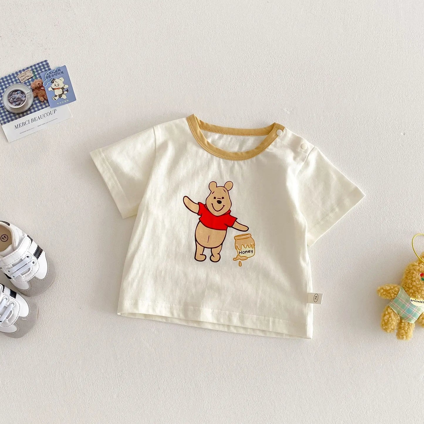 Camiseta de dibujos animados para bebé 2025, nuevo estilo de verano, camisa básica de Color contrastante a la moda para niño de 0 a 5 años, Top de oso para bebé a la moda