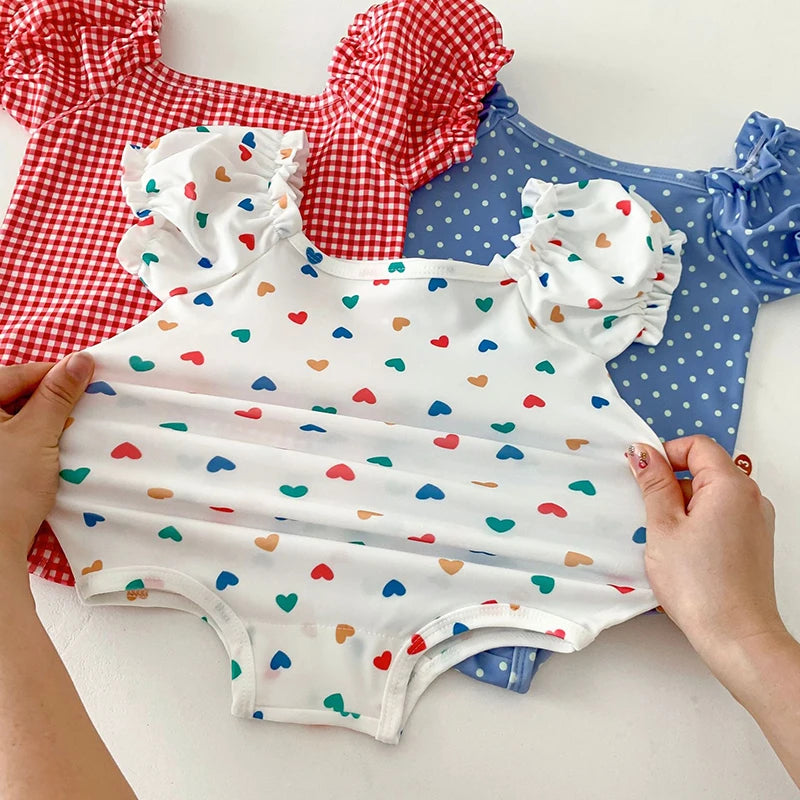 Bañador con gorro de baño para bebé, traje de baño de una pieza con estampado de corazón para niña, ropa de playa para niño pequeño