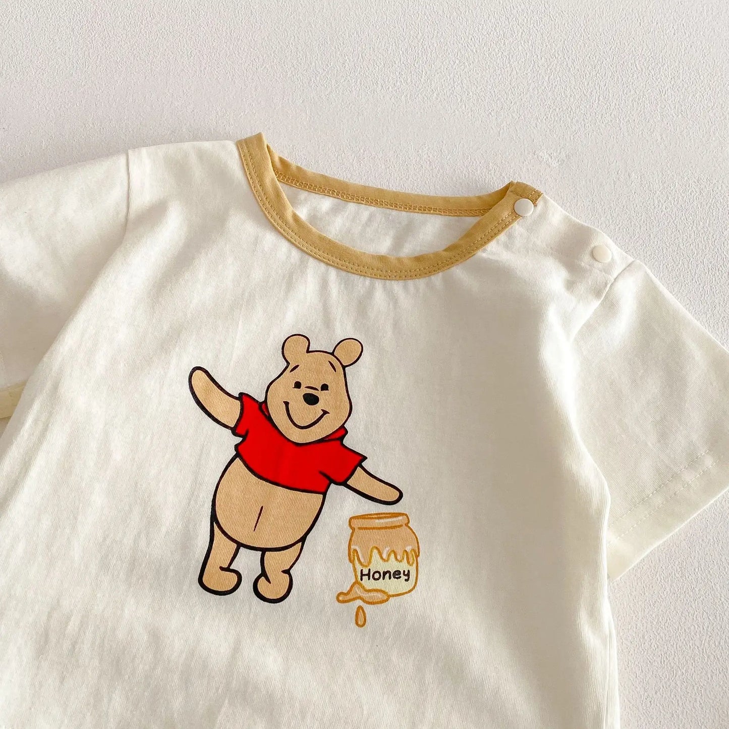 Camiseta de dibujos animados para bebé 2025, nuevo estilo de verano, camisa básica de Color contrastante a la moda para niño de 0 a 5 años, Top de oso para bebé a la moda