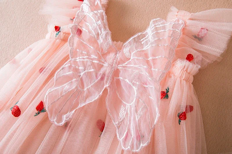 Vestido nuevo de verano para niñas, vestidos de princesa de malla con bordado de fresa y lazo de manga voladora, ropa para niñas de 1 a 5 años