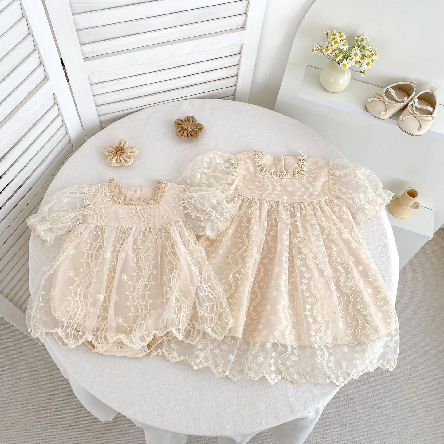 Nuevo vestido de hermanas para niñas pequeñas, vestidos de princesa de encaje, traje de verano para niñas, ropa infantil de algodón para hermanas gemelas