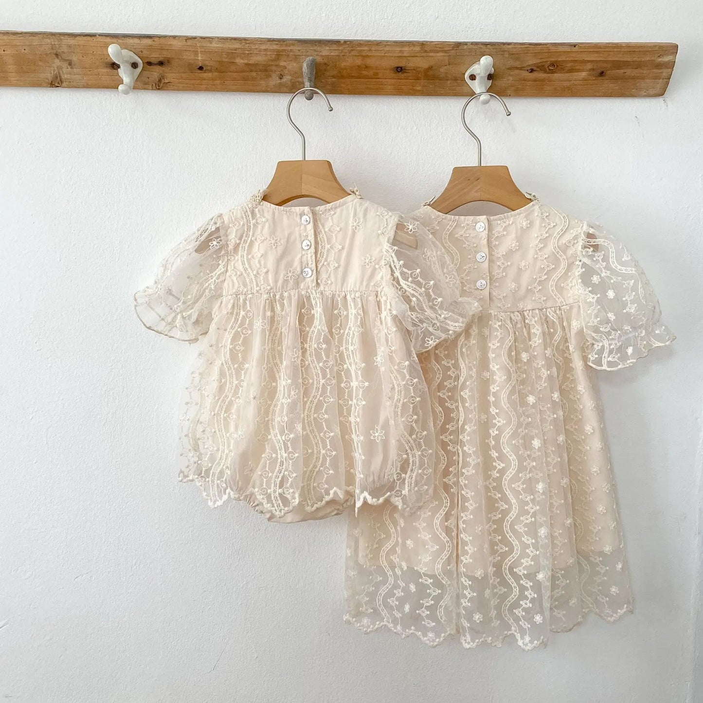 Nuevo vestido de hermanas para niñas pequeñas, vestidos de princesa de encaje, traje de verano para niñas, ropa infantil de algodón para hermanas gemelas