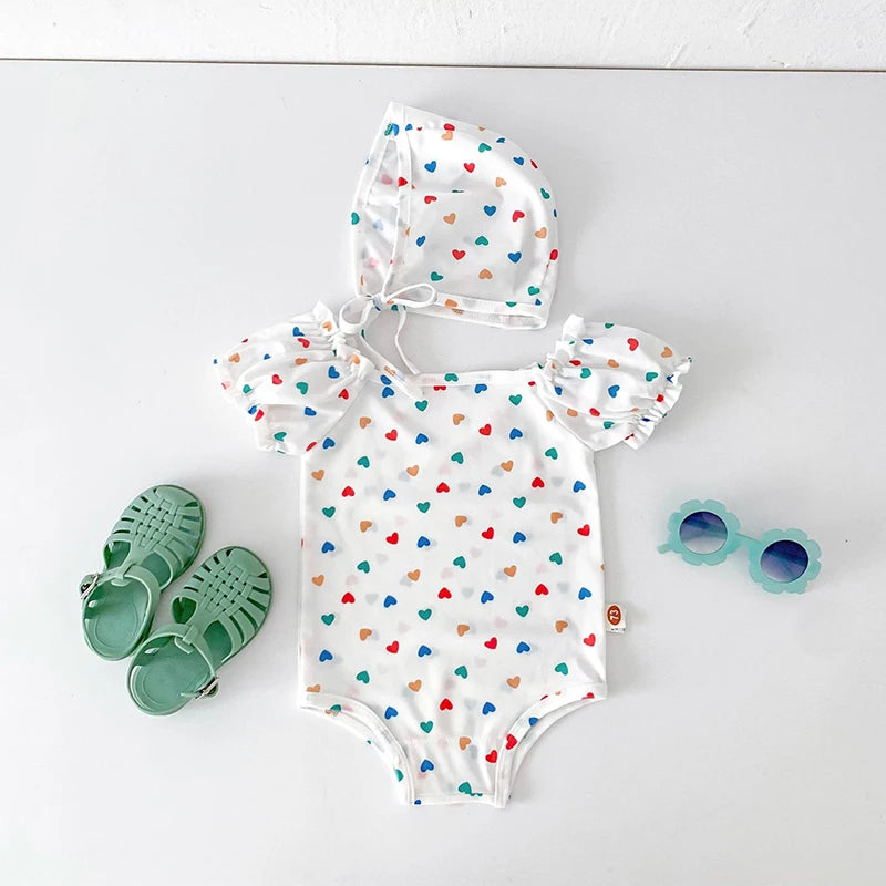 Bañador con gorro de baño para bebé, traje de baño de una pieza con estampado de corazón para niña, ropa de playa para niño pequeño