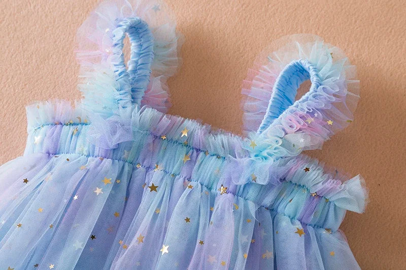 Vestido nuevo de verano para niñas, vestidos de princesa de malla con bordado de fresa y lazo de manga voladora, ropa para niñas de 1 a 5 años
