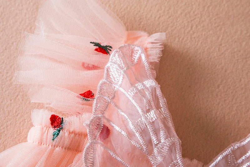 Vestido nuevo de verano para niñas, vestidos de princesa de malla con bordado de fresa y lazo de manga voladora, ropa para niñas de 1 a 5 años