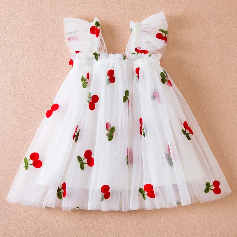 Vestido nuevo de verano para niñas, vestidos de princesa de malla con bordado de fresa y lazo de manga voladora, ropa para niñas de 1 a 5 años