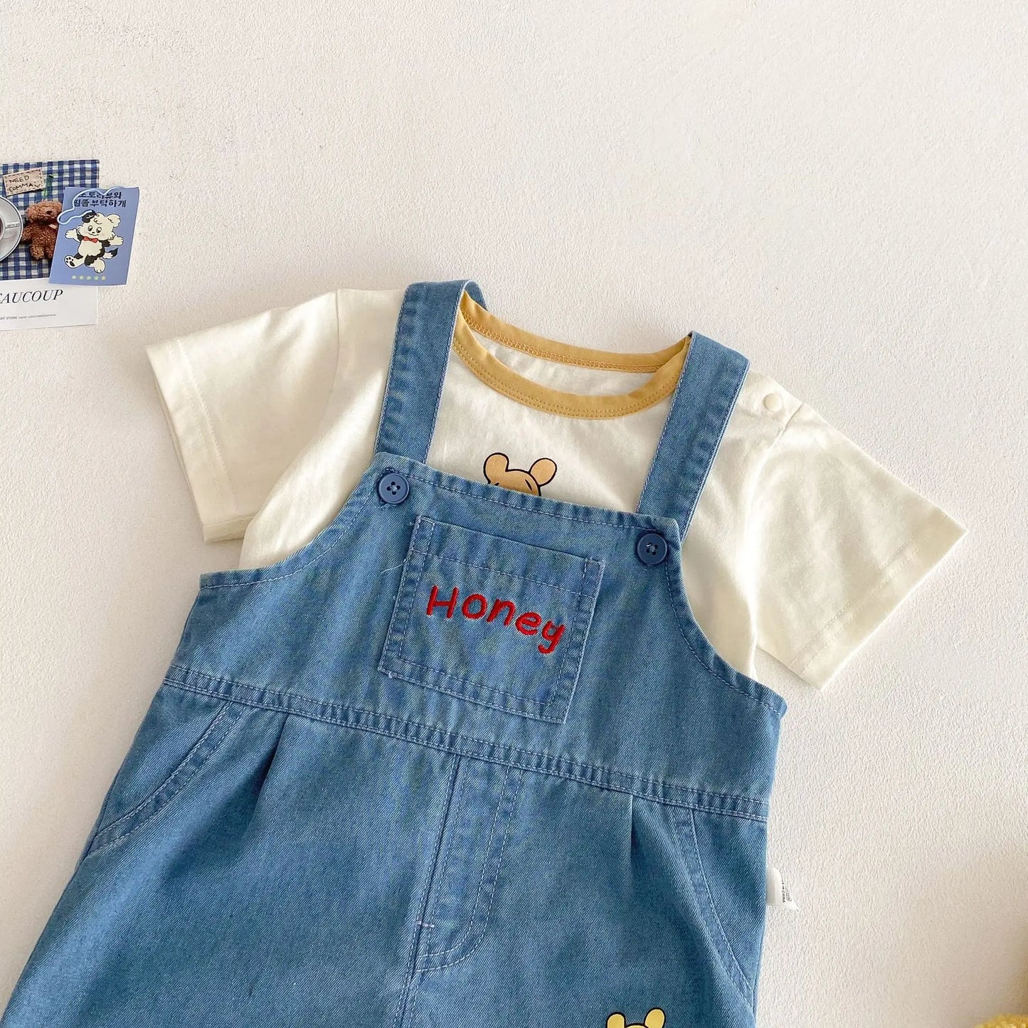 Camiseta de dibujos animados para bebé 2025, nuevo estilo de verano, camisa básica de Color contrastante a la moda para niño de 0 a 5 años, Top de oso para bebé a la moda