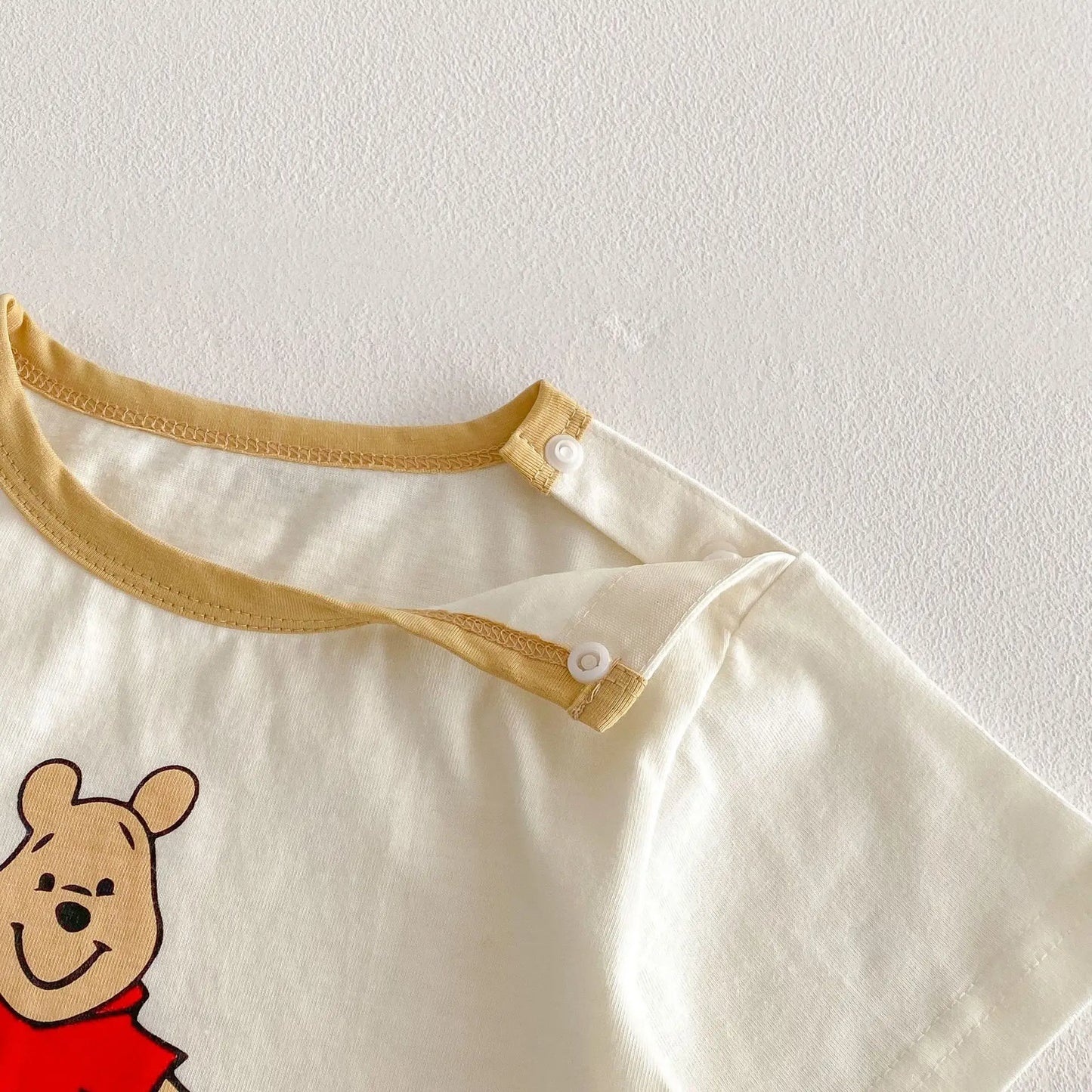 Camiseta de dibujos animados para bebé 2025, nuevo estilo de verano, camisa básica de Color contrastante a la moda para niño de 0 a 5 años, Top de oso para bebé a la moda