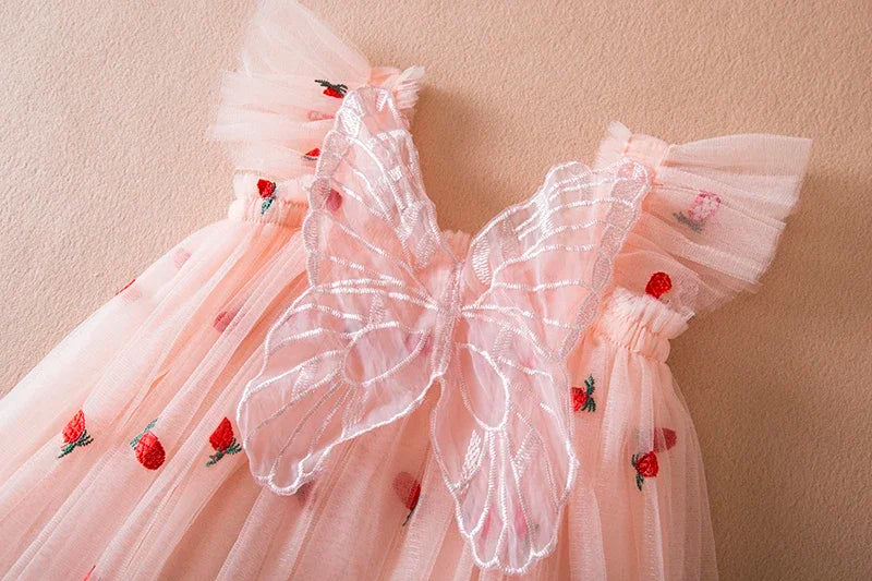 Vestido nuevo de verano para niñas, vestidos de princesa de malla con bordado de fresa y lazo de manga voladora, ropa para niñas de 1 a 5 años