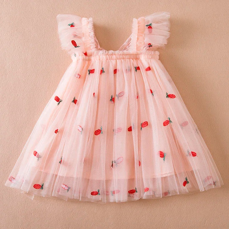 Vestido nuevo de verano para niñas, vestidos de princesa de malla con bordado de fresa y lazo de manga voladora, ropa para niñas de 1 a 5 años