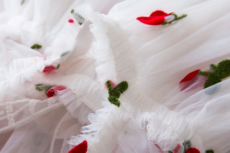 Novedad de verano, vestido de manga voladora para niñas, vestido de princesa de malla con bordado de fresa y lazo para niñas de 1 a 5 años