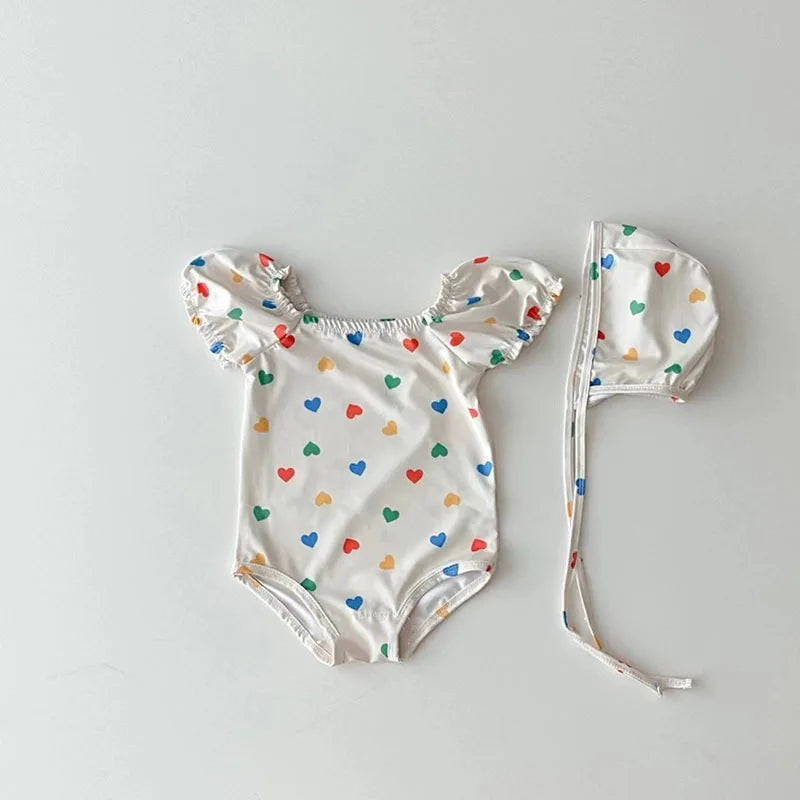Bañador con gorro de baño para bebé, traje de baño de una pieza con estampado de corazón para niña, ropa de playa para niño pequeño
