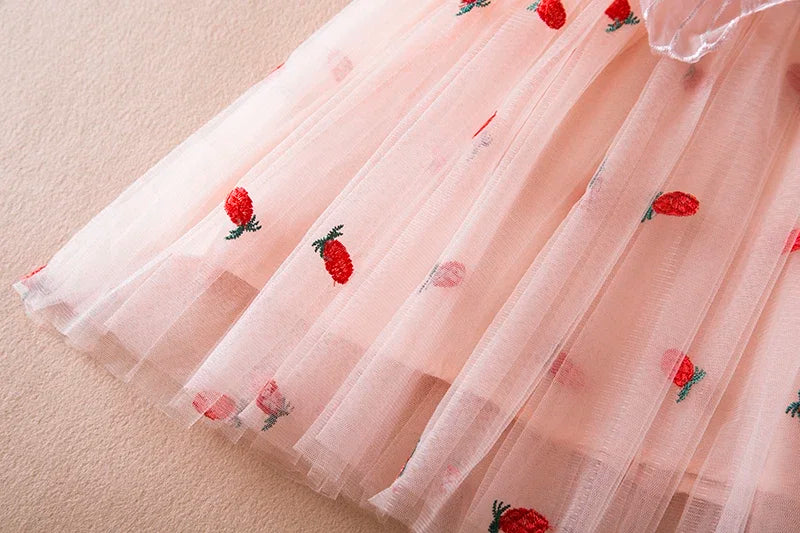 Vestido nuevo de verano para niñas, vestidos de princesa de malla con bordado de fresa y lazo de manga voladora, ropa para niñas de 1 a 5 años