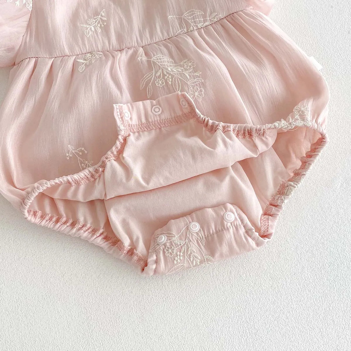 Nuevo mono de verano para niña, bonito mono de algodón bordado con manga de burbuja, ropa cómoda para niños adecuada para 0-2 años