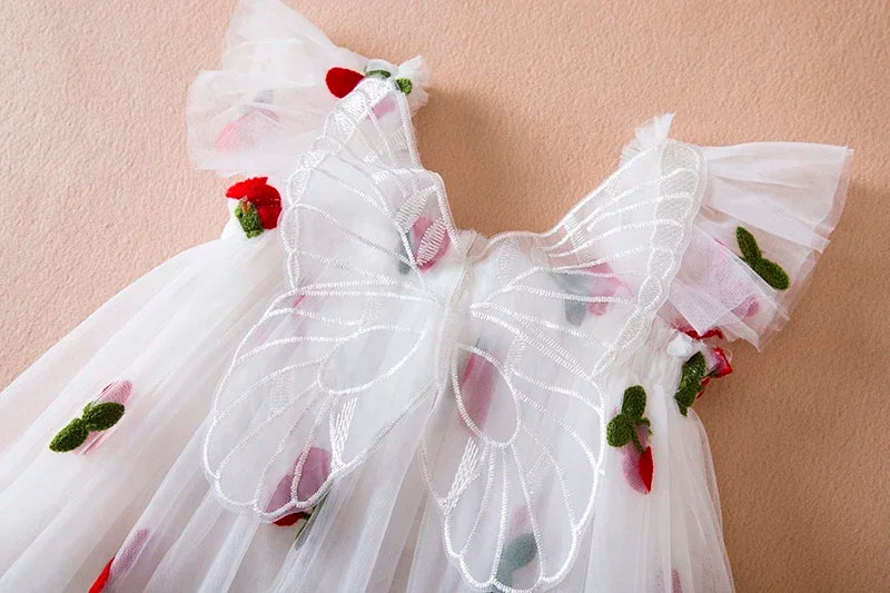 Vestido nuevo de verano para niñas, vestidos de princesa de malla con bordado de fresa y lazo de manga voladora, ropa para niñas de 1 a 5 años