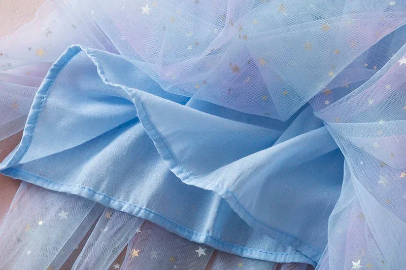 Vestido nuevo de verano para niñas, vestidos de princesa de malla con bordado de fresa y lazo de manga voladora, ropa para niñas de 1 a 5 años