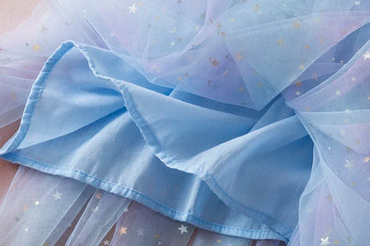 Vestido nuevo de verano para niñas, vestidos de princesa de malla con bordado de fresa y lazo de manga voladora, ropa para niñas de 1 a 5 años